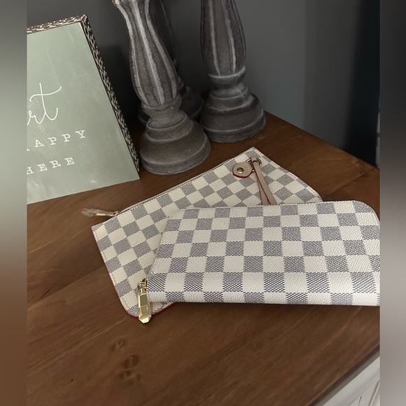 Designer inspired cream tote bag with wallet and zipper pouch - Picture 5 of 6